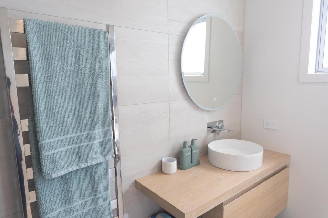 Marsden Cove Canal Haven With Spa Pool One Tree Point エクステリア 写真